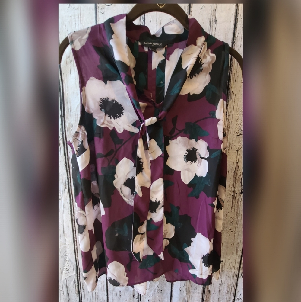 Banana Republic sleeveless blouse in small